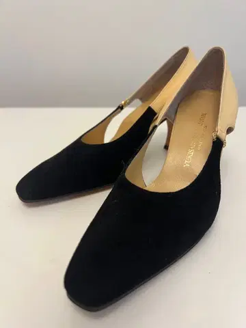 블랙/베이지 스웨이드 하이힐 펌프스