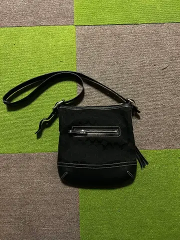 블랙 숄더백 로고