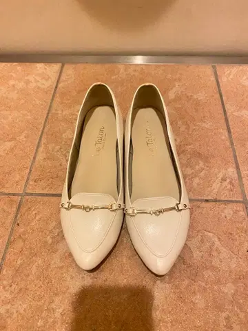 르 탈롱 화이트 플랫 펌프스