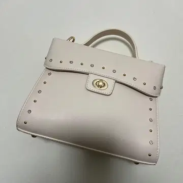 DIANA 스터드 숄더백