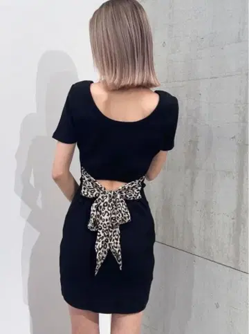 리본 포함 블랙 반팔 니트 원피스 GYDA