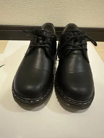 블랙 가죽 레이스업 슈즈 통굽