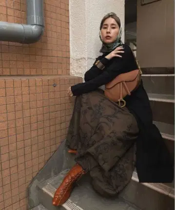 Ameri EMBROIDERY TUCK FLARED SKIRT