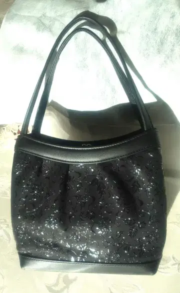 인덴야 블랙 엠보싱 가공 핸드백