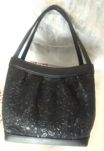 인덴야 블랙 엠보싱 가공 핸드백