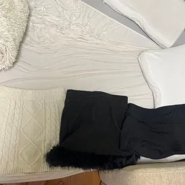 화이트 니트 스커트와 블랙 타이트 스커트 세트