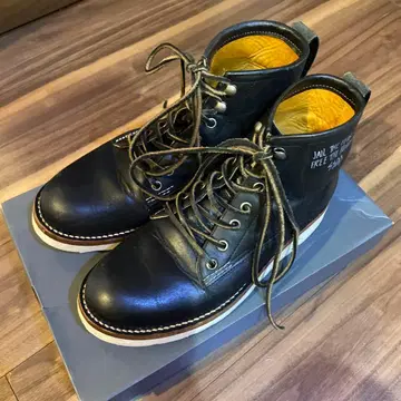 메시지 들어간 블랙 가죽 워크 부츠