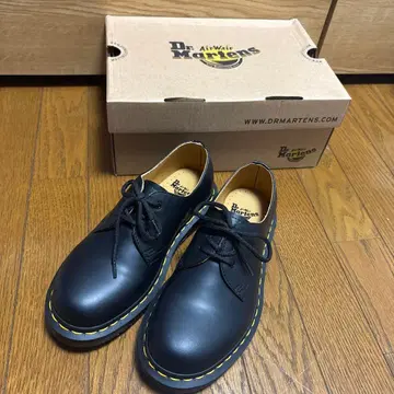 새상품 박스 있음 Dr. Martens 닥터마틴 블랙 3홀 23