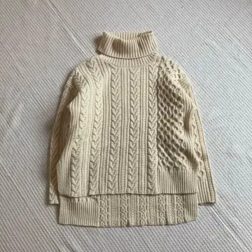 맥피 투모로우랜드 하이넥 니트 케이블 짜임 아란 니트