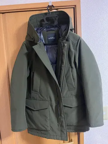 올리브 그린 후드 부착 다운 자켓