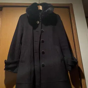 울 코트 퍼 달린 옷깃 다크 브라운