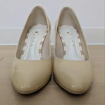 DIANA 베이지 에나멜 펌프스 7cm