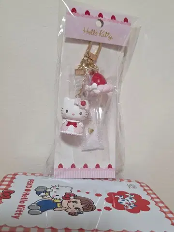 [ 새상품 미개봉 ] 헬로키티 딸기 휘핑 케이크 키링