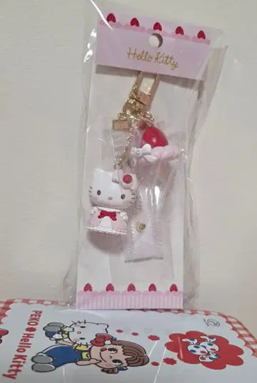 [ 새상품 미개봉 ] 헬로키티 딸기 휘핑 케이크 키링