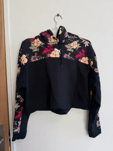 [새상품급] PUMA 푸마 꽃무늬 크롭 후디 후드티 블랙 XS