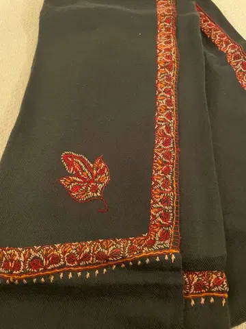 [ 미사용 ] 인도 히마찰 소즈니 자수 다크 그레이 메리노울 스톨