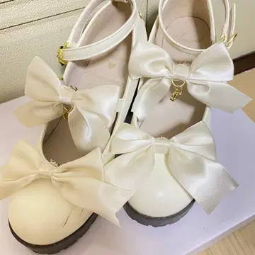 Amavel 리본 포함 스트랩 펌프스 아이보리