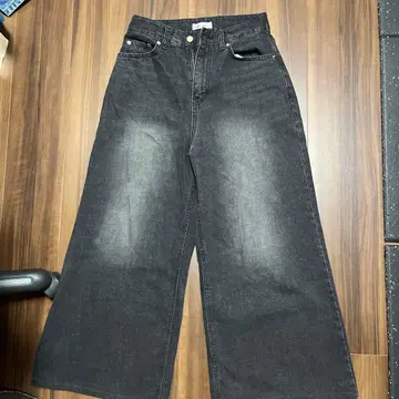 Chikashitsu + 블랙 와이드 팬츠