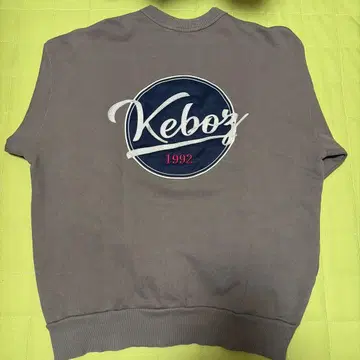 KEBOZ BB 로고 EMB 스웨트 크루넥 케보즈
