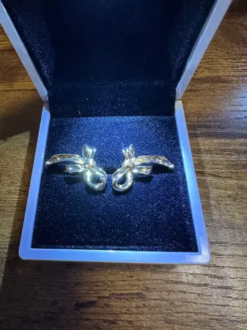 골드 리본 모티브 귀걸이