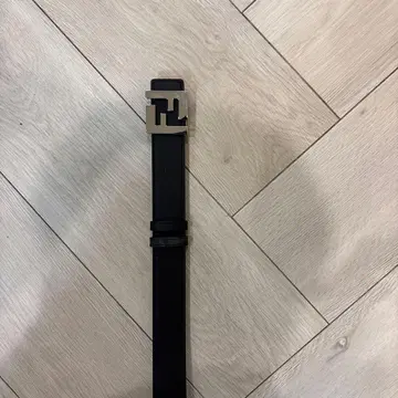 로고 장식 블랙 합성 피혁 벨트