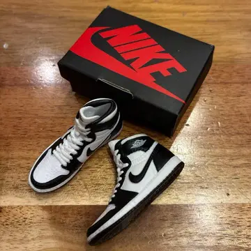 나이키 에어 조던 1 화이트 x 블랙 가챠가챠