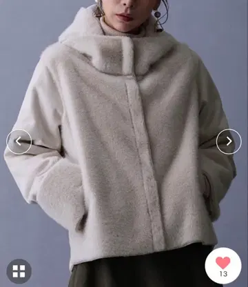 니콜 화이트 플리스풍 후드 부착 리버서블 숏 자켓