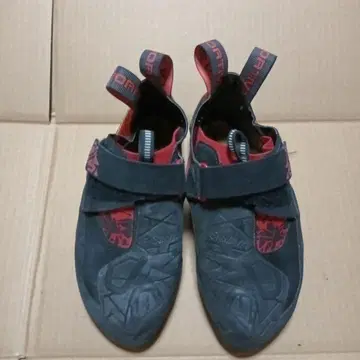 새상품급 스콰마 블랙/빨간색 40.5 usM8 스포르티바