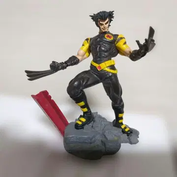 울버린 피규어 블랙과 옐로우 컬러