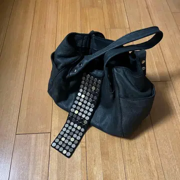 TRES 스터드 블랙 가죽 숄더백