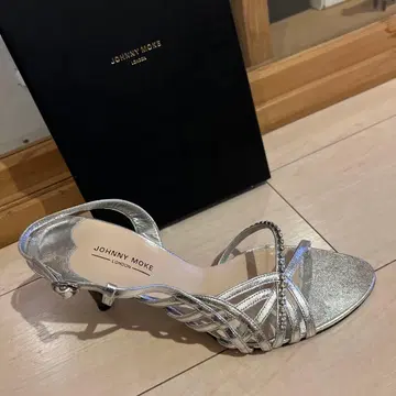 JOHNNY MOKE 실버 스트랩 샌들