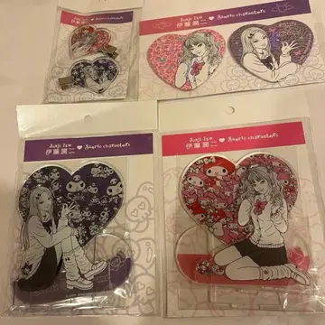 이토 준지 산리오 캐릭터즈 헤어 클립 아크릴 스탠드 캔뱃지 4종 세트