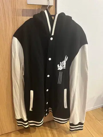 CUNE 후드 부착 바시티 자켓