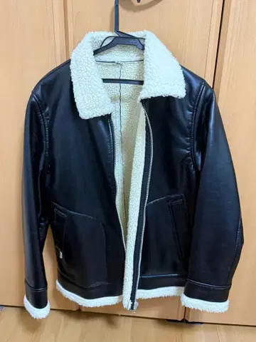 블랙 가죽 보아 자켓