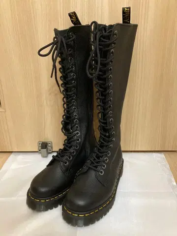 닥터마틴 20홀 여성용 부츠