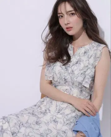 Apuweiser-riche 라인 플라워 파이핑 원피스