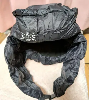 일리 낚시 클럽 블랙 다운 래퍼