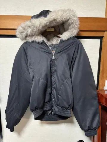 퍼 달린 블랙 봄버 자켓