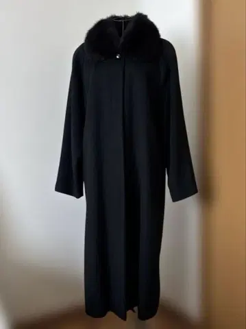 퍼 카라 부착 블랙 롱 코트