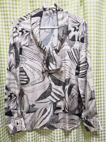 리본 포함 긴팔 블라우스 화이트 블랙 디자인