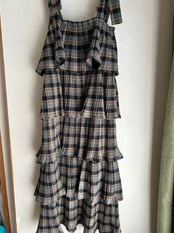 체크 무늬 프릴 원피스