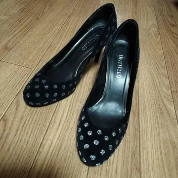 언타이틀 UNTITLED 도트 무늬 펌프스 힐