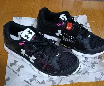 언더아머 블랙 핑크 스니커즈