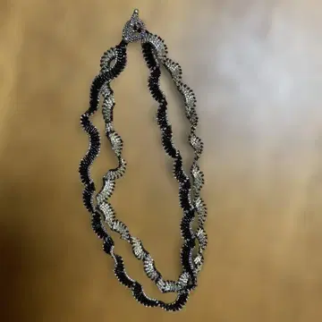 물결 모양의 블랙과 실버 투톤 목걸이