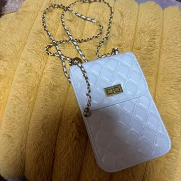 화이트 퀼팅 스마트폰 숄더백