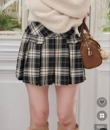 NICE CLAUP 골드 버튼 박스 플리츠 미니 스커트