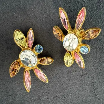 크리스찬 라크르와 비대칭 플라워 귀찌