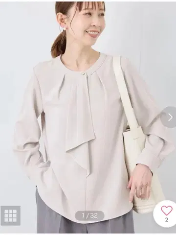 택 포함 새상품. 이번 시즌 로페피크닉 메탈 버튼 배색 보타이풍 블라우스