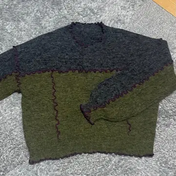 바이컬러 프릴 니트 스웨터 긴팔 그레이 올리브