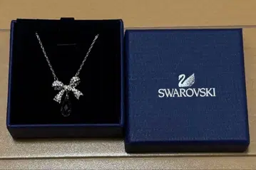 스와로브스키 리본 모티브 목걸이